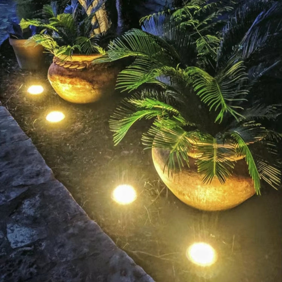 Lămpi Solare LED pentru Grădină – Set 4 Bucăți, Lumină Caldă (Warm White), IP65, Încărcare Solară